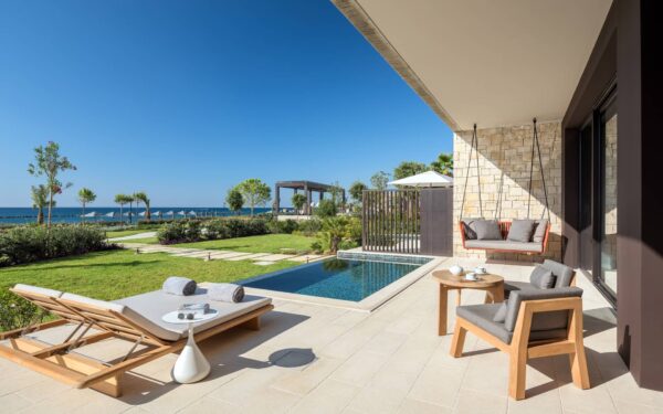 SEAFRONT CABANA WITH TWO BEDROOMS, LIVING ROOM AND PRIVATE POOL