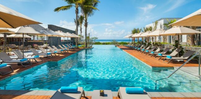 Anantara_Iko_Mauritius_Resort_&_Villas_Infinity_Pool_Day