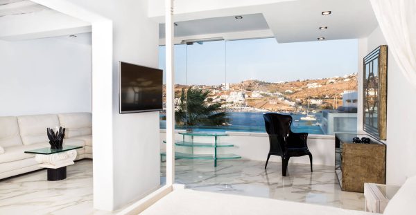 Signature Suite 130° with Private Glass Pool